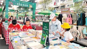 Visitors at the Ho Chi Minh City Book Street Festival. (Photo: MANH HAO)