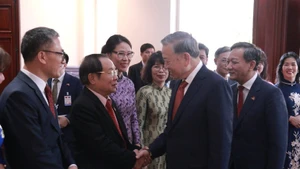 Party General Secretary To Lam meets with members of the Vietnamese community in Laos (Photo: VNA)