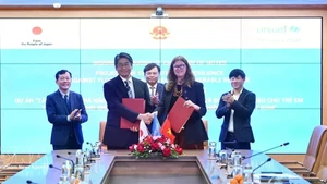 Japanese Ambassador to Viet Nam Ito Naoki (first row, left) and UNICEF Representative in Viet Nam Silvia Danailov exchange the notes at the ceremony. (Photo: VNA)