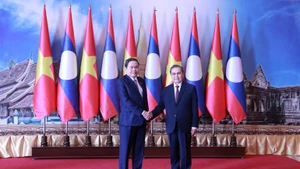 NA Chairman Tran Thanh Man (L) and President of the Lao NA Saysomphone Phomvihane (Photo: NDO)