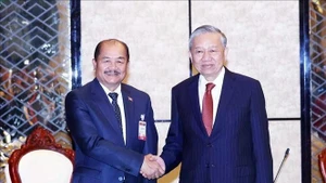 General Secretary of the Communist Party of Viet Nam (CPV) Central Committee To Lam (Right) meets with President of the Lao Front for National Construction (LFNC) Kikeo Khaykhamphithoune in Vientiane on February 5. (Photo: VNA)