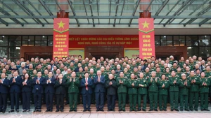 Party General Secretary To Lam (ninth, left, front row) and delegates at the meeting pose for a group photo. (Photo: VNA)