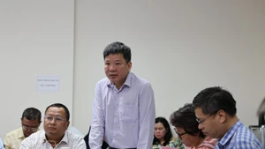 A member of the inspection delegation from the Ministry of Agriculture and Environment speaks at the meeting. (Photo: VNA)