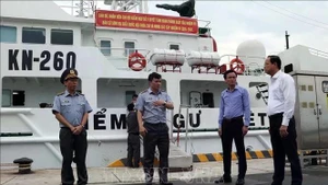 Nguyen Van Tho (far right), Standing Vice Chairman of the Ho Chi Minh City People’s Council and Standing Vice Chairman of the city’s election committee, inspects preparations for early voting aboard Fisheries Surveillance Ship 260. (Photo: VNA)