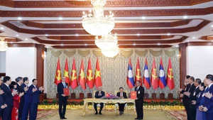 General Secretary of the Communist Party of Viet Nam To Lam (L) and General Secretary of the Lao People’s Revolutionary Party and President of Laos Thongloun Sisoulith witness the exchange of a memorandum of understanding between Viet Nam’s Phu Tho province and Laos's Luang Namtha province. (Photo: VNA)
