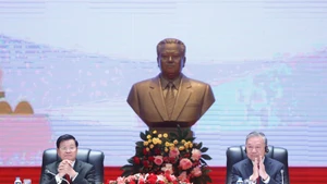 General Secretary of the Communist Party of Viet Nam (CPV) Central Committee To Lam and General Secretary of the Lao People’s Revolutionary Party (LPRP) Central Committee and President of Laos Thongloun Sisoulith co-chair a conference in Vientiane on February 5 on outcomes of the CPV’s 14th National Congress, on the occasion of the former’s state visit to Laos. (Photo: VNA)