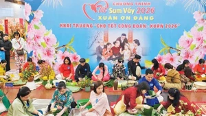 Trade union members join a ‘banh chung’ (square sticky rice cake) making contest at the “Tet Reunion – Spring Sharing” programme held by the Ha Noi Labour Federation (Photo: NGOC ANH)