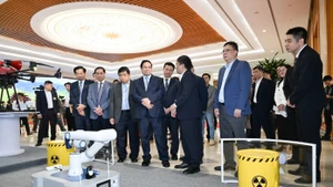 Dr Ngo Manh Tien introduces the robot to Prime Minister Pham Minh Chinh and other delegates at the Third National Forum on Digital Economy and Digital Society, held in Ha Noi in December 2025. (Photo: Viet Nam Academy of Science and Technology)