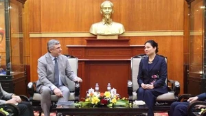 Ha Thi Nga (right), Vice President and General Secretary of the Viet Nam Fatherland Front, meets with V.G. Kalganov, Deputy Chairman of the External Relations Committee of Saint Petersburg, in Ha Noi on March 12. (Photo: mattran.org.vn)