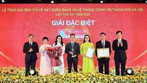 Winners of Ha Noi Party-building journalism awards honoured (Photo: NDO)