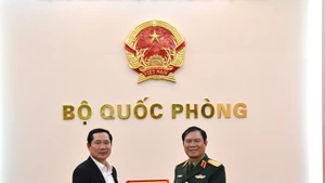 General Nguyen Tan Cuong (right), Chief of the General Staff of the Viet Nam People's Army and Deputy Minister of National Defence, presents a souvenir to Senior Lieutenant General Saichay Kommasith, Chief of the General Staff of the Lao People’s Army and Deputy Minister of National Defence of Laos, at their meeting on March 9. (Photo: qdnd.vn)