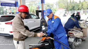 Customers buy petrol at a Petrolimex petrol station in Tran Hung Dao ward, Hung Yen province. (Photo: VNA)