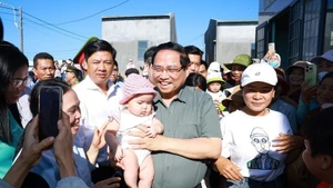 Prime Minister Pham Minh Chinh visits and extends New Year greetings to residents in the Quang Duc resettlement area, Tuy An Nam commune, Dak Lak province, on March 1. (Photo: VNA)