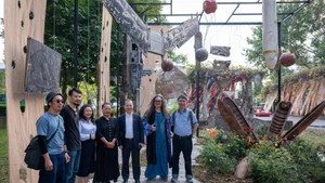 Fragments of aircraft wreckage and a bomb transformed into symbols of war and peace at the Ha Noi Museum (Photo: Ha Noi Museum)