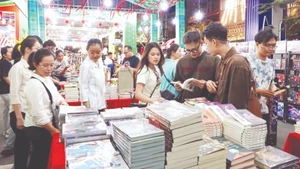 The 2026 Lunar New Year Book Street Festival in Ho Chi Minh City attracts many young readers. (Photo: THUY BINH)