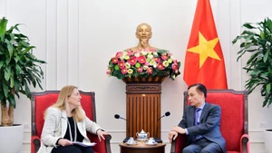 Minister of Foreign Affairs Le Hoai Trung (R) receives Helene Budliger Artieda, Director of Switzerland’s State Secretariat for Economic Affairs, in Hanoi on March 17. (Photo: MoFA)