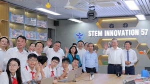 Party General Secretary To Lam visits STEM practice room at Cau Giay Secondary School (Photo: congthuong.vn)