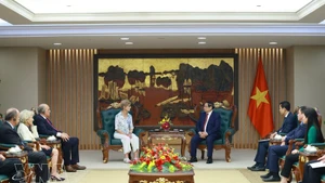 An overview of the meeting between Prime Minister Pham Minh Chinh (right) and visiting delegation from the Eisenhower Fellowships (Photo: VNA)