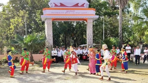 A performance of the Chhay-dam drum dance — a distinctive folk-art form of the Khmer people in An Giang. (Photo: PHONG DIEP)
