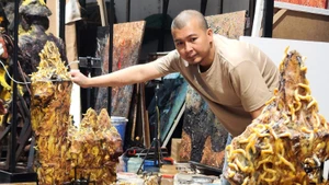 Le Huu Hieu working on an artwork