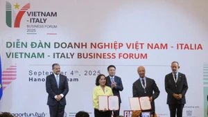 More than 10 memoranda of understanding (MoUs) were inked at the forum (Photo: tapchicongthuong.vn)