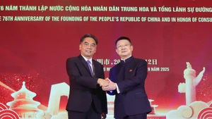 Vice Chairman of the Ho Chi Minh City People’s Committee Nguyen Loc Ha (L) and Chinese Consul General Tang Li at the event. (Photo: daidoanket.vn)