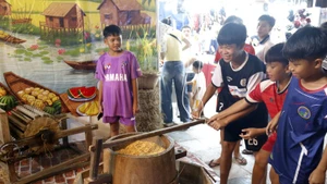 Children enjoy exploring a traditional farming space at the event. (Photo: VNA)