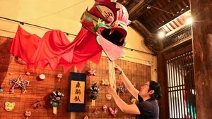‘Trang Ta’ is a project dedicated to recreating traditional Mid-Autumn Festival toys, conceptualised and led by independent art researcher Kevin Vuong since 2020. (Photo: NDO/Bao Long)