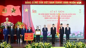 Party General Secretary To Lam presents the title of “Labour Hero” to the Supreme People’s Court. (Photo: NDO/Dang Khoa)