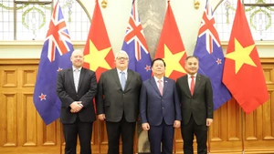 Secretary of the Communist Party of Viet Nam Central Committee and head of its Commission for Information, Education, and Mass Mobilisation Nguyen Trong Nghia (second, right) , Speaker of the New Zealand House of Representatives Gerry Brownlee (second, left), and other delegates at the ceremony. (Photo: VNA)