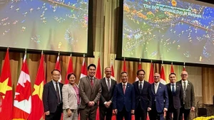 Vietnamese Ambassador to Canada Ambassador Pham Vinh Quang (centre) and officials and parliamentarians of Canada pose for a photo at the ceremony. (Photo: VNA)