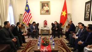 Vietnamese Deputy Prime Minister Tran Hong Ha (R) receives President of the Malaysia–Viet Nam Chamber of Commerce (MVCC) Richard Khor. (Photo: VGP)
