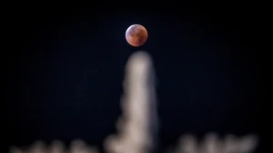 Admiring rare ‘Blood Moon’ lunar eclipse in Ha Noi sky 