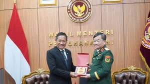 Vietnamese Deputy Minister of National Defence Sen. Lt. Gen. Hoang Xuan Chien (right) and Indonesian Defence Minister Sjafrie Sjamsoeddin at their meeting in Jakarta on September 18. (Photo: NDO)