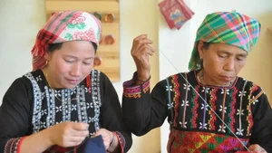 Xa Pho ethnic women work on brocade products in Lao Cai province. (Photo: VNA)