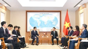 Deputy Prime Minister Ho Duc Phoc (R) receives Kim Sung-tae, Chairman and CEO of the Industrial Bank of Korea (IBK), in Ha Noi on September 23. (Photo: VNA)