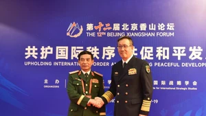 Vietnamese Minister of National Defence Gen. Phan Van Giang (left) and Chinese Minister of National Defence Sen. Lt. Gen. Dong Jun at their meeting in Beijing on September 18. (VNA)
