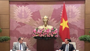 Vice Chairman of the National Assembly (NA) Nguyen Khac Dinh (R) and Senator Alain Cadec, Chairman of the France–Viet Nam Friendship Parliamentarians’ Group of the French Senate. (Photo: VNA)