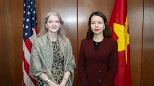 Vietnamese Deputy Minister of Foreign Affairs Nguyen Minh Hang (R) and US Under Secretary of State for Political Affairs Allison Hooker at their meeting in the US. (Photo: VNA)
