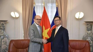 Vietnamese Ambassador to France Trinh Duc Hai (R) meets with Mathieu Carmona, Deputy Director of State Protocol at the French Ministry for Europe and Foreign Affairs, in Paris on February 7, 2026. (Photo; VNA)
