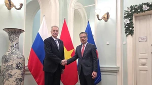 Vietnamese Ambassador to Russia Dang Minh Khoi (right) and Evgeny Grigoriev, Chairman of the Committee for External Relations of Saint Petersburg, at their meeting on February 17, 2026 (Photo: VNA)