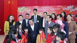 Politburo member and standing member of the Party Central Committee’s Secretariat Tran Cam Tu extends his regards to children currently receiving care at Social Protection Centre No. 1 in Lao Cai province. (Photo: VNA)