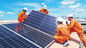 Rooftop solar power now accounts for a significant share of the national power system. (Photo: EVN)