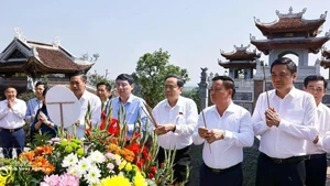 National Assembly Chairman Tran Thanh Man and officials offer incense to President Ho Chi Minh at Chung Son Temple on February 28. (Photo: VNA)