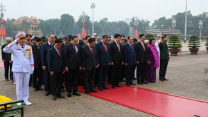 General Secretary To Lam, State President Luong Cuong, Prime Minister Pham Minh Chinh, National Assembly Chairman Tran Thanh Man, Standing Member of the Secretariat Tran Cam Tu, along with other incumbent and former leaders of the Party and the State, solemnly commemorate the great contributions of President Ho Chi Minh.