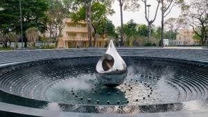 The memorial to the victims of COVID-19 is designed with inspiration drawn from the image of a falling tear. Within the droplet is a heart, symbolising gratitude and compassion. (Photo: VO LE)