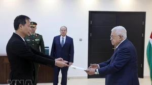 Ambassador Nguyen Nam Duong (L) presents his credentials to Palestinian President Mahmoud Abbas on February 17. (Photo: VNA)