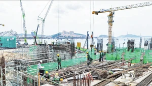 Workers are installing the steel structure at the project serving APEC 2027.