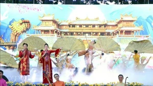 A performance at the meeting with over 1,000 overseas Vietnamese in Ho Chi Minh City on February 6 evening to celebrate the upcoming Lunar New Year (Tet). (Photo: VNA)
