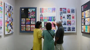 Visitors explore works on display at the exhibition (Photo: thethaovanhoa.vn)